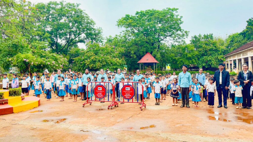 ធនាគារ អេស ប៊ី អាយ លី ហួរ ផ្ដល់រនាំងសុវត្ថិភាពចរាចរណ៍ ២០០ ដល់ ១០០សាលាទូទាំងប្រទេស