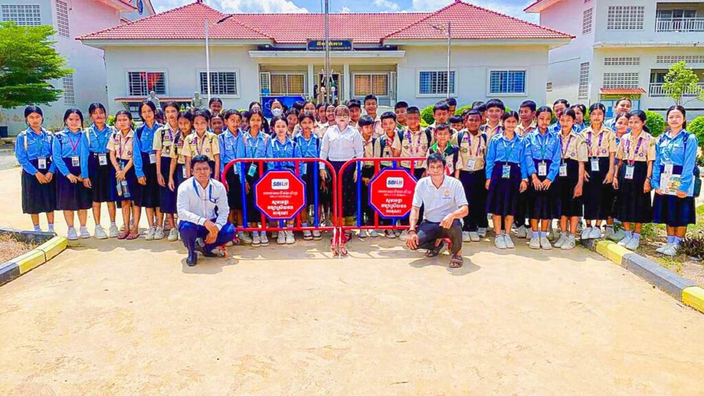 ធនាគារ អេស ប៊ី អាយ លី ហួរ ផ្ដល់រនាំងសុវត្ថិភាពចរាចរណ៍ ២០០ ដល់ ១០០សាលាទូទាំងប្រទេស