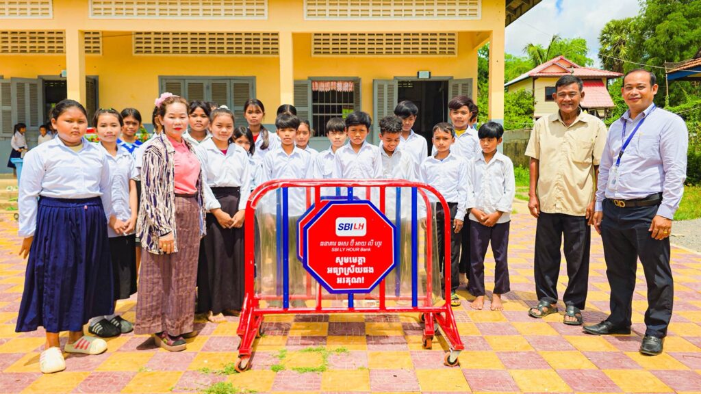 ធនាគារ អេស ប៊ី អាយ លី ហួរ ផ្ដល់រនាំងសុវត្ថិភាពចរាចរណ៍ ២០០ ដល់ ១០០សាលាទូទាំងប្រទេស