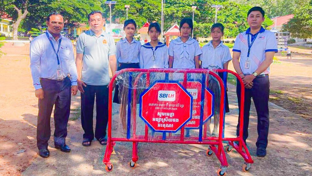 ធនាគារ អេស ប៊ី អាយ លី ហួរ ផ្ដល់រនាំងសុវត្ថិភាពចរាចរណ៍ ២០០ ដល់ ១០០សាលាទូទាំងប្រទេស