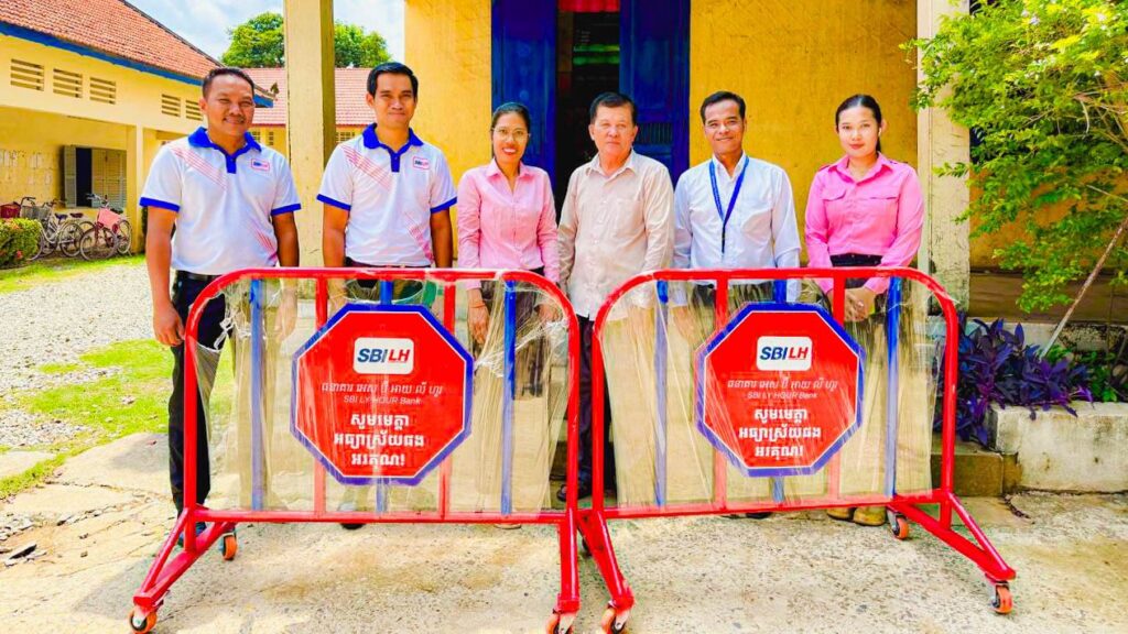 ធនាគារ អេស ប៊ី អាយ លី ហួរ ផ្ដល់រនាំងសុវត្ថិភាពចរាចរណ៍ ២០០ ដល់ ១០០សាលាទូទាំងប្រទេស