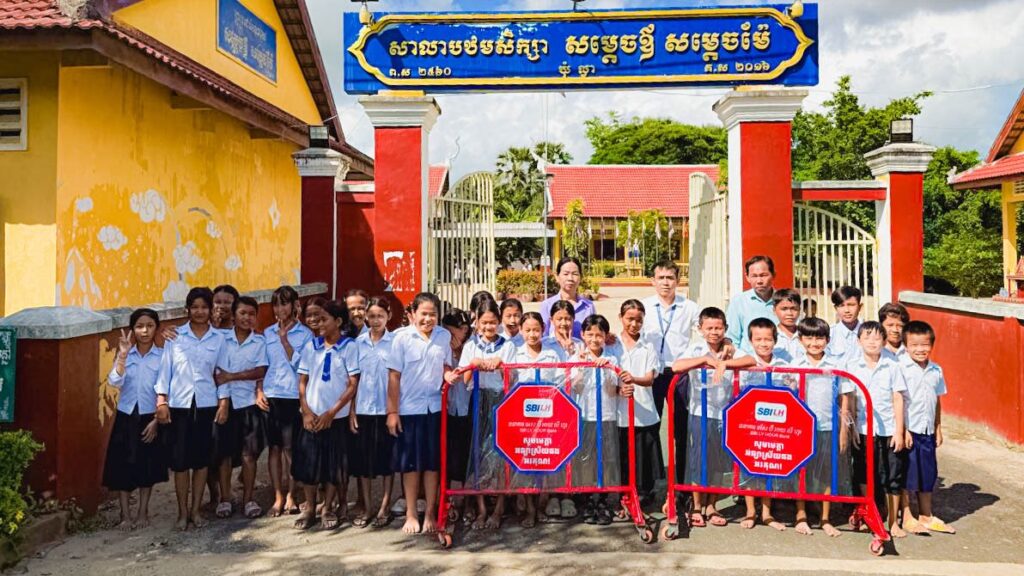 ធនាគារ អេស ប៊ី អាយ លី ហួរ ផ្ដល់រនាំងសុវត្ថិភាពចរាចរណ៍ ២០០ ដល់ ១០០សាលាទូទាំងប្រទេស