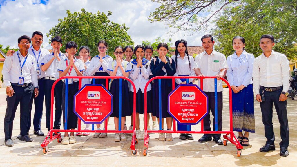 ធនាគារ អេស ប៊ី អាយ លី ហួរ ផ្ដល់រនាំងសុវត្ថិភាពចរាចរណ៍ ២០០ ដល់ ១០០សាលាទូទាំងប្រទេស
