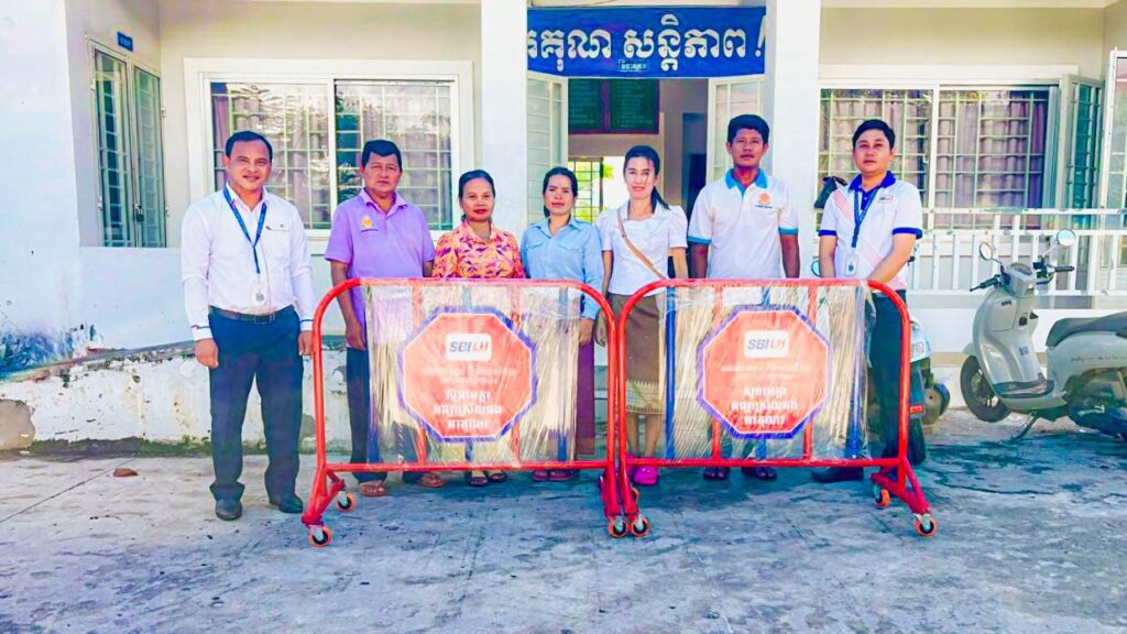ធនាគារ អេស ប៊ី អាយ លី ហួរ ផ្ដល់រនាំងសុវត្ថិភាពចរាចរណ៍ ២០០ ដល់ ១០០សាលាទូទាំងប្រទេស