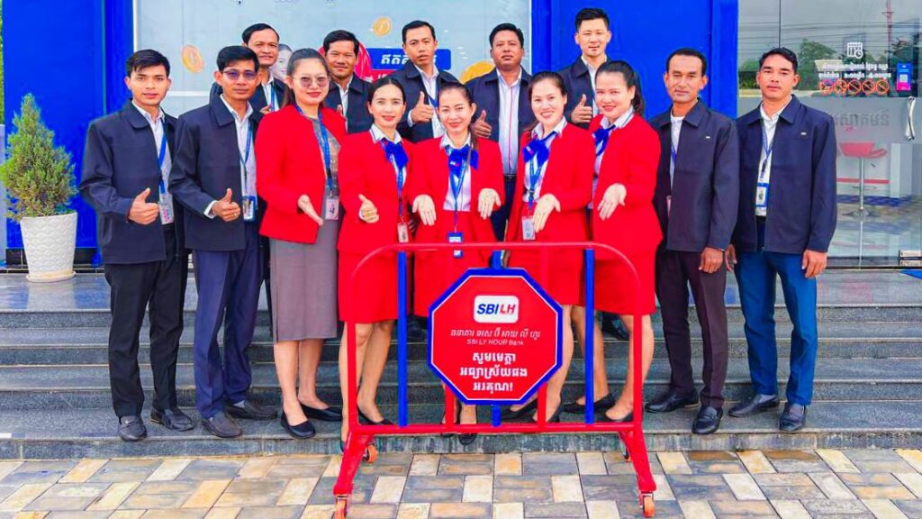 ធនាគារ អេស ប៊ី អាយ លី ហួរ ផ្ដល់រនាំងសុវត្ថិភាពចរាចរណ៍ ២០០ ដល់ ១០០សាលាទូទាំងប្រទេស