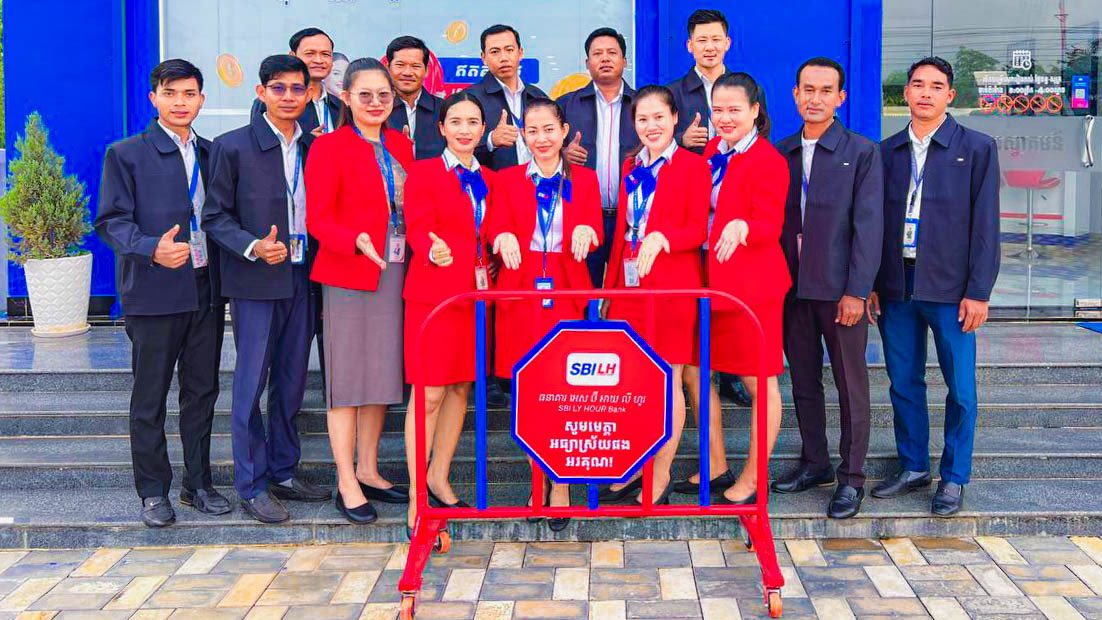 ធនាគារ អេស ប៊ី អាយ លី ហួរ ផ្ដល់​រនាំង​សុវត្ថិភាព​ចរាចរណ៍ ២០០ ដល់ ១០០សាលា​ទូ​ទាំង​ប្រទេស