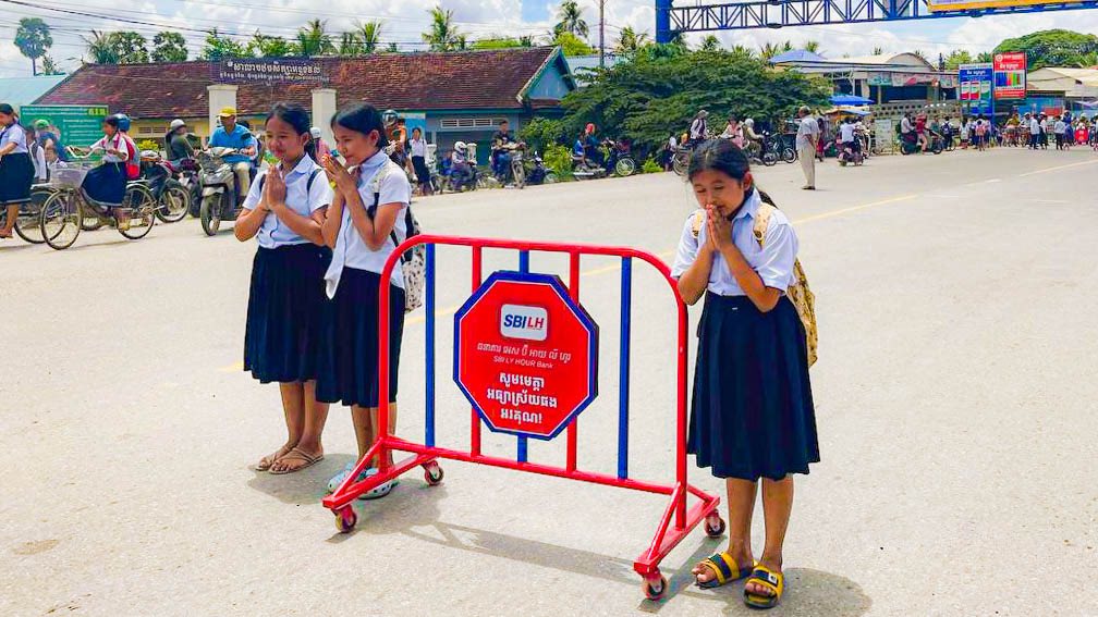 ធនាគារ អេស ប៊ី អាយ លី ហួរ ផ្ដល់រនាំងសុវត្ថិភាពចរាចរណ៍ ២០០ ដល់ ១០០សាលាទូទាំងប្រទេស