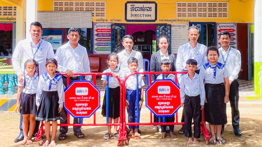 ធនាគារ អេស ប៊ី អាយ លី ហួរ ផ្ដល់រនាំងសុវត្ថិភាពចរាចរណ៍ ២០០ ដល់ ១០០សាលាទូទាំងប្រទេស