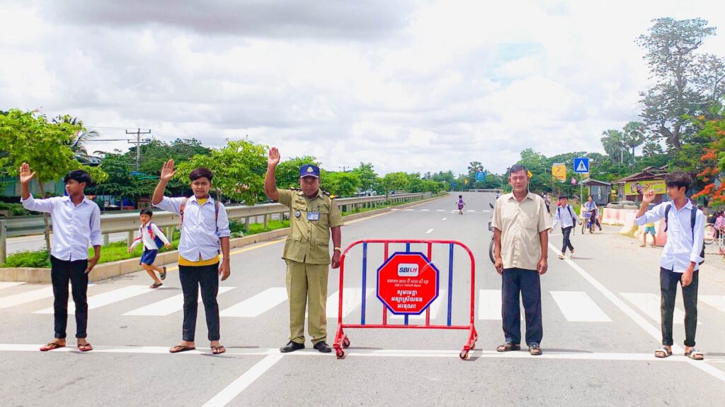 ធនាគារ អេស ប៊ី អាយ លី ហួរ ផ្ដល់រនាំងសុវត្ថិភាពចរាចរណ៍ ២០០ ដល់ ១០០សាលាទូទាំងប្រទេស