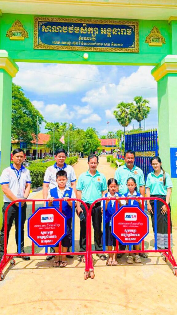 ធនាគារ អេស ប៊ី អាយ លី ហួរ ផ្ដល់រនាំងសុវត្ថិភាពចរាចរណ៍ ២០០ ដល់ ១០០សាលាទូទាំងប្រទេស