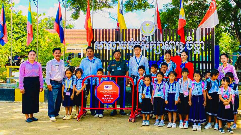 ធនាគារ អេស ប៊ី អាយ លី ហួរ ផ្ដល់រនាំងសុវត្ថិភាពចរាចរណ៍ ២០០ ដល់ ១០០សាលាទូទាំងប្រទេស